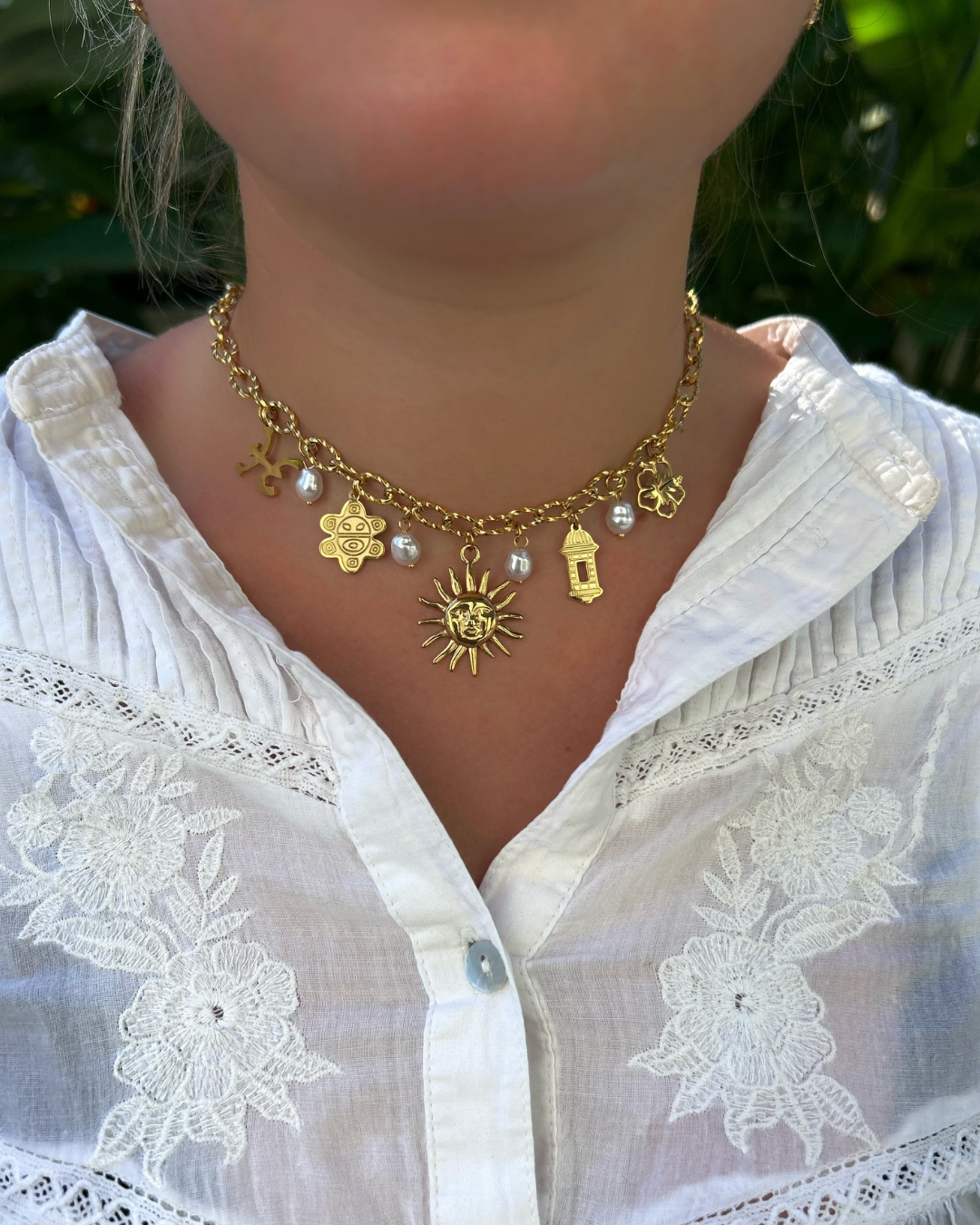 Collar Amuletos Dorados.