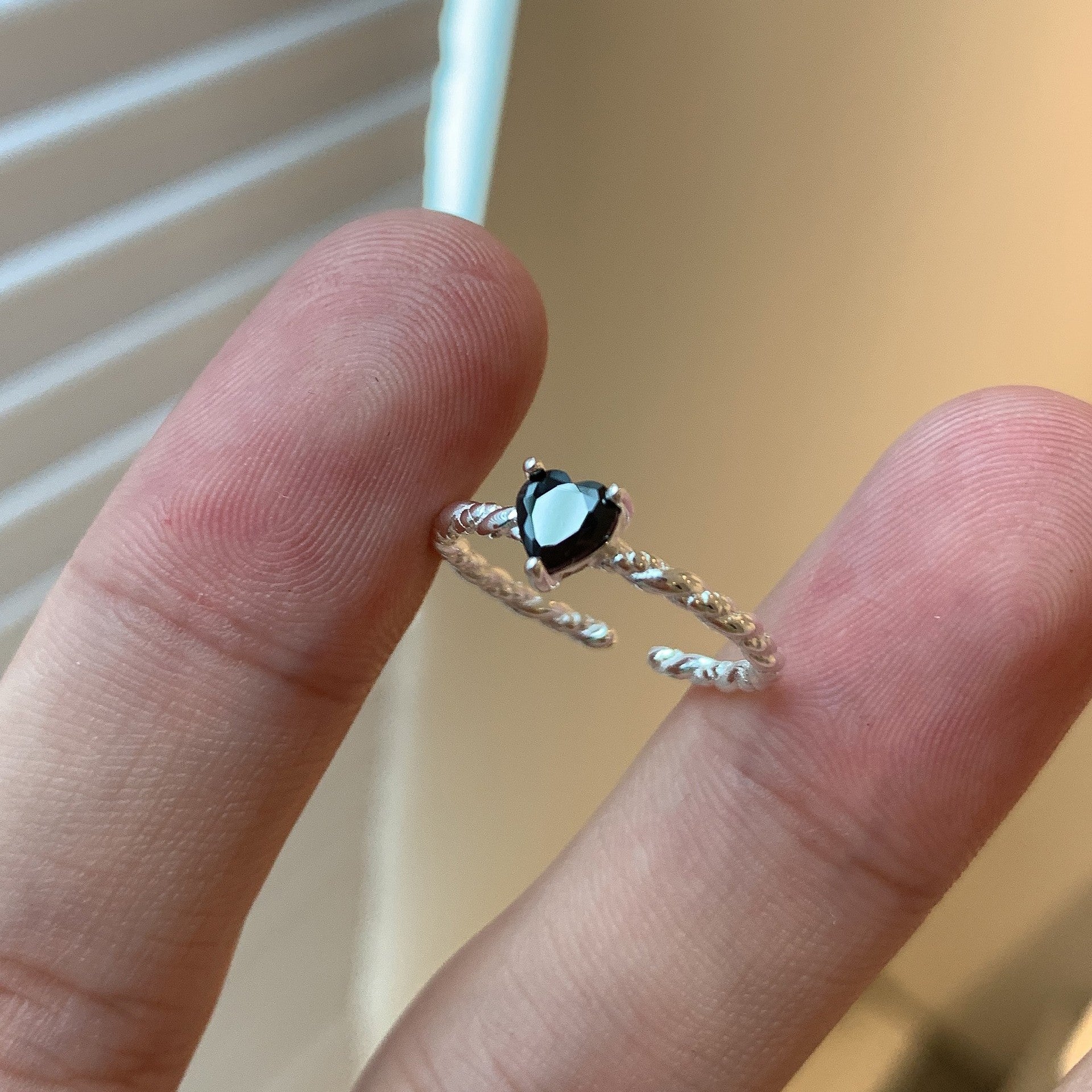 Anillo de Amor de Zirconia Negra en Plata de Ley S925