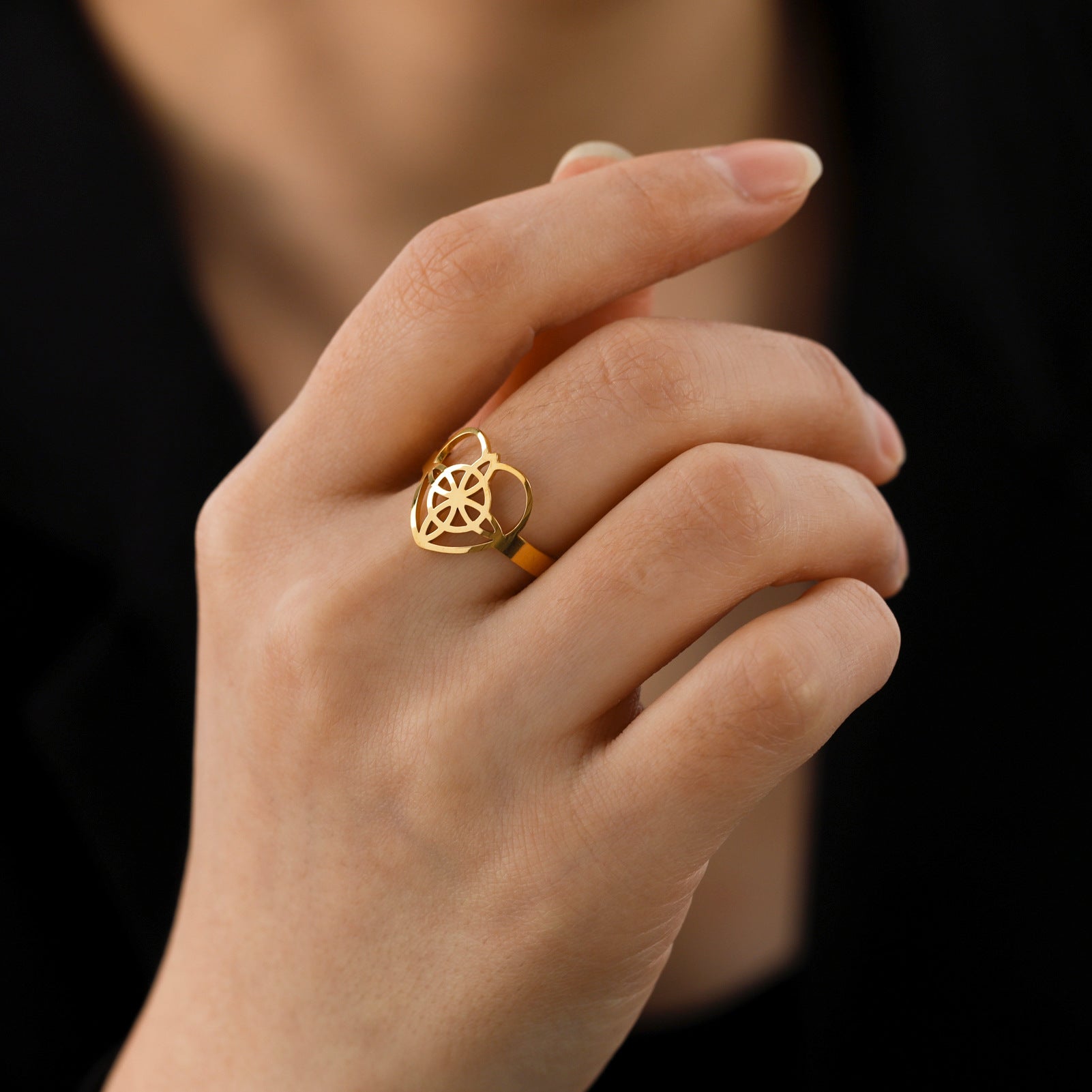 Anillo de Acero Titanio con Corazón Hueco (Europeo/Americano)